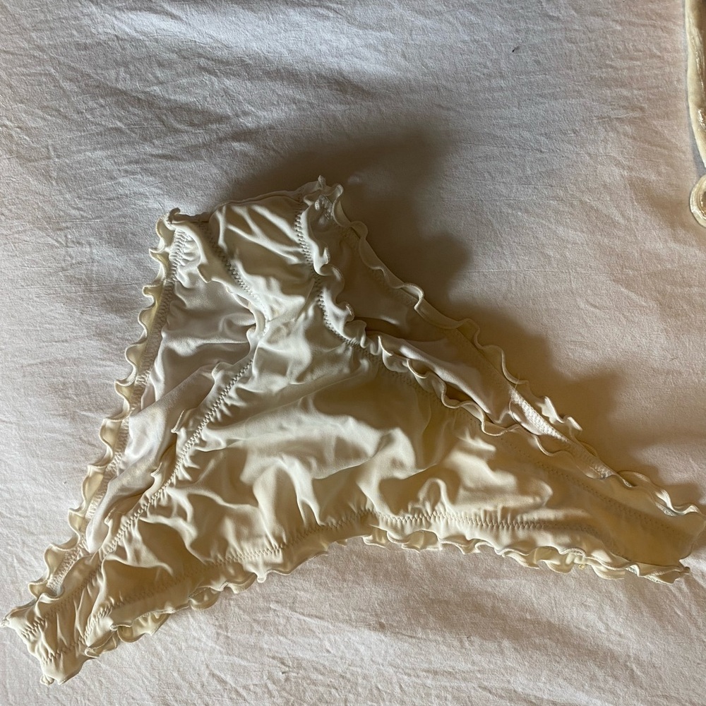 White ruffled bikini bottoms